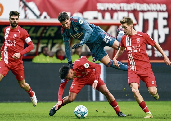 关于西汉姆迎荷甲关键赛；关键时刻内部沟通；气氛紧张；赛季目标并未改变的信息